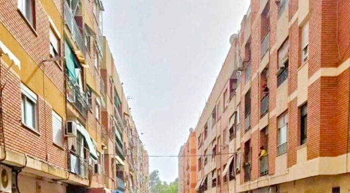 Jovem casal de voluntários rumou a Valência para ajudar população