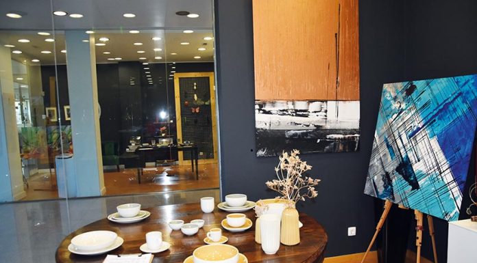 Além de pintura e de cerâmica de vários autores do país e da região, há também peças de cerâmica industrial