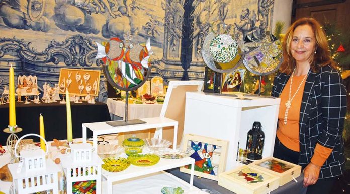 Artista colombiana vive nas Caldas e dedica-se a trabalhos em vidro e vitral