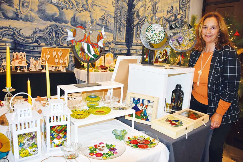 Artista colombiana vive nas Caldas e dedica-se a trabalhos em vidro e vitral