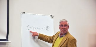 Sobre ondas que são partículas e o “jogo” de Deus com dados viciados