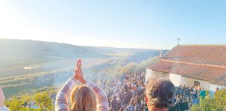 Em Óbidos o bom tempo levou uma multidão aos festejos Este ano a celebração juntou centenas de pessoas