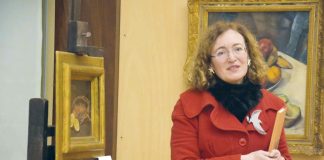 Visita ao museu em busca pelas obras das autoras