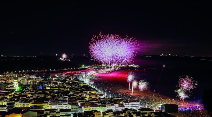 Milhares de pessoas deram as boas-vindas a 2025 no Oeste