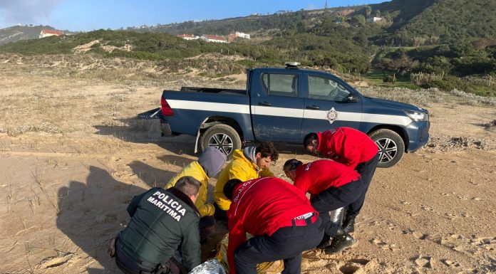 Mulher auxiliada na praia do Salgado