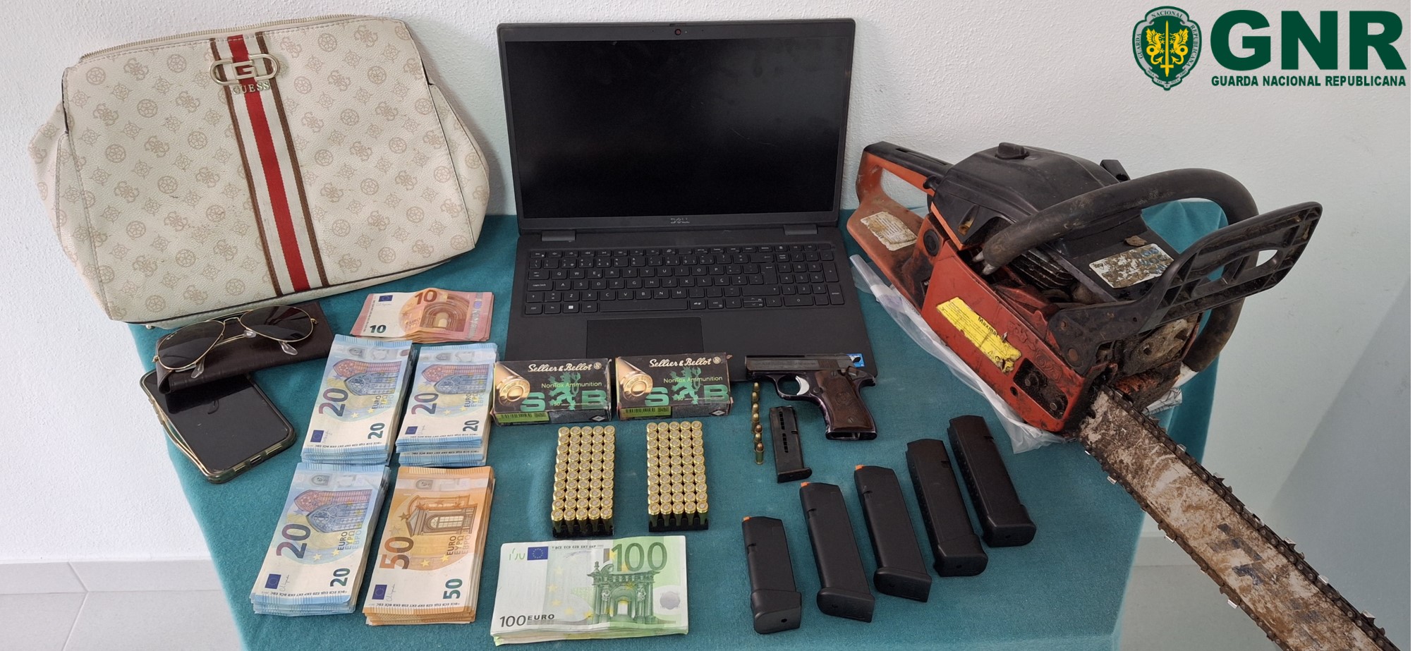 Dois detidos por furto e posse de armas proibidas