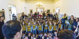 Crianças e seniores cantaram, juntos, as Janeiras em Óbidos