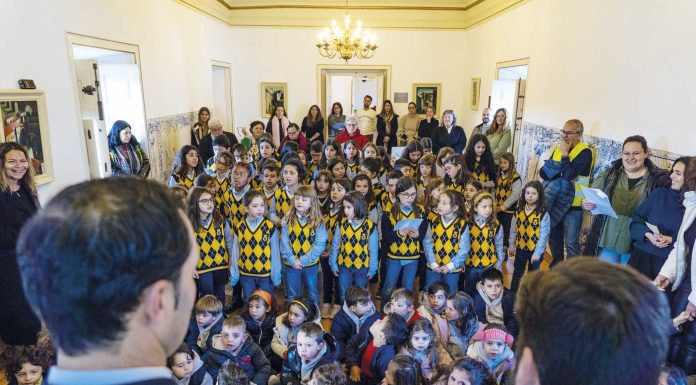 Crianças e seniores cantaram, juntos, as Janeiras em Óbidos