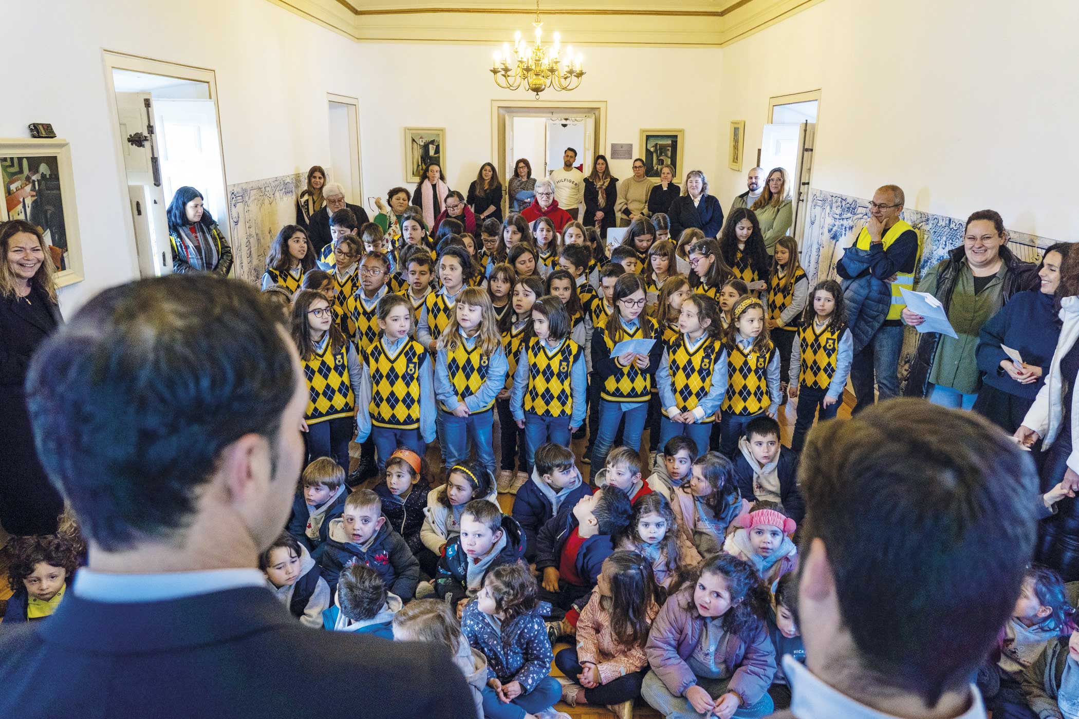 Crianças e seniores cantaram, juntos, as Janeiras em Óbidos