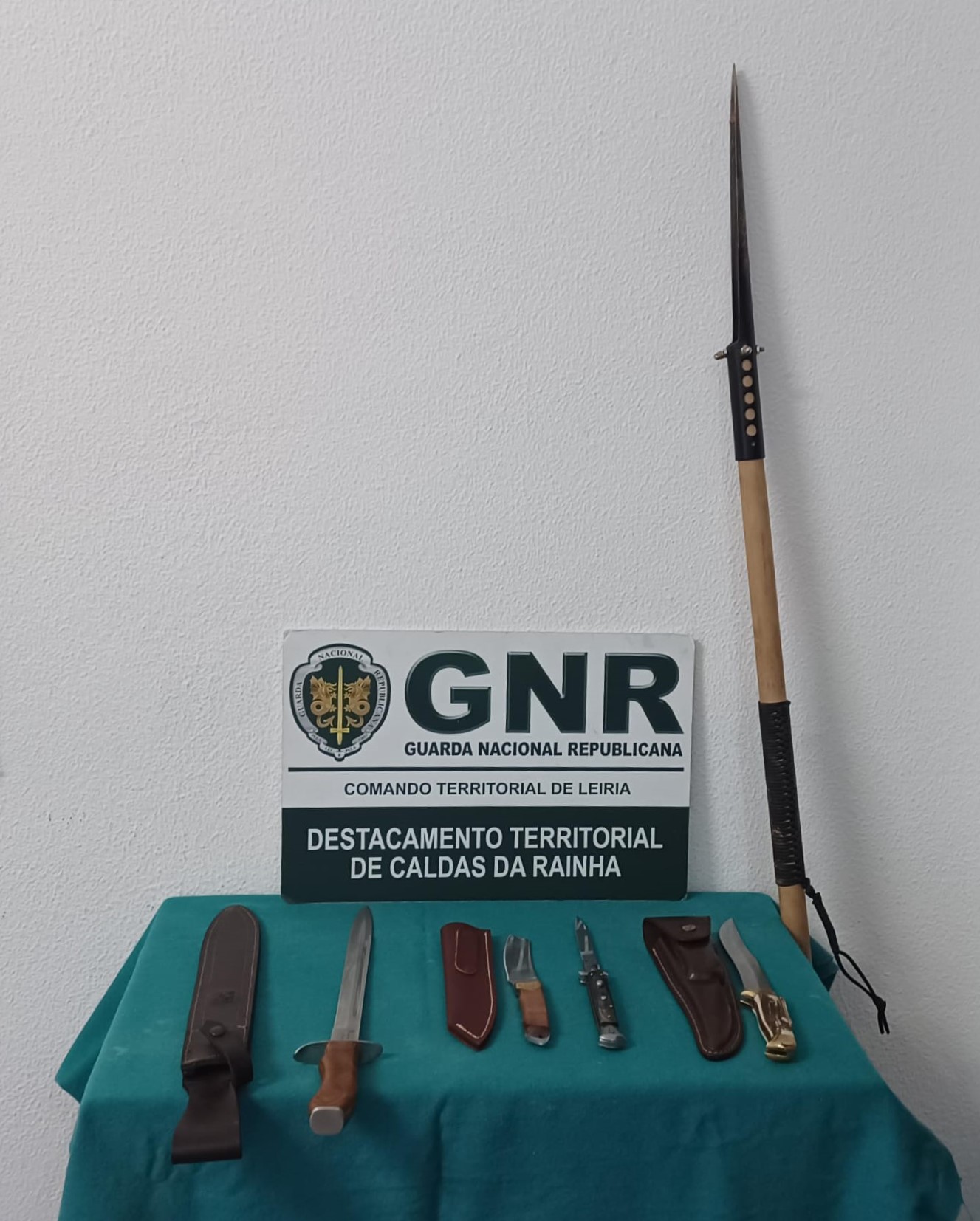 Homem detido em Valado de Frades por posse de armas proibidas e tráfico de droga