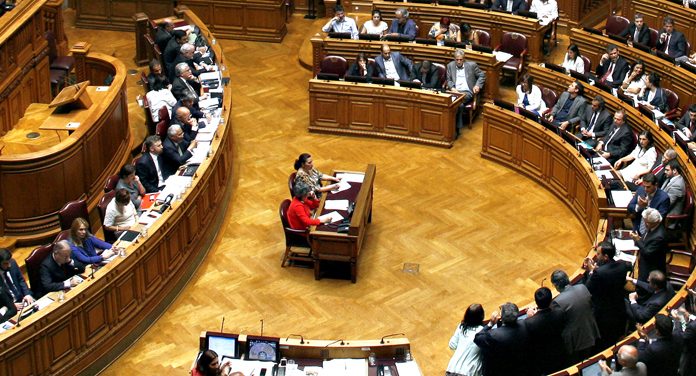 Parlamento chumba moção de confiança e provoca demissão do Governo