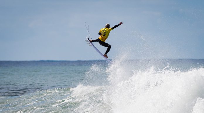 Frederico Morais e Yolanda Hopkins seguem para a repescagem no MEO Rip Curl Pro Portugal