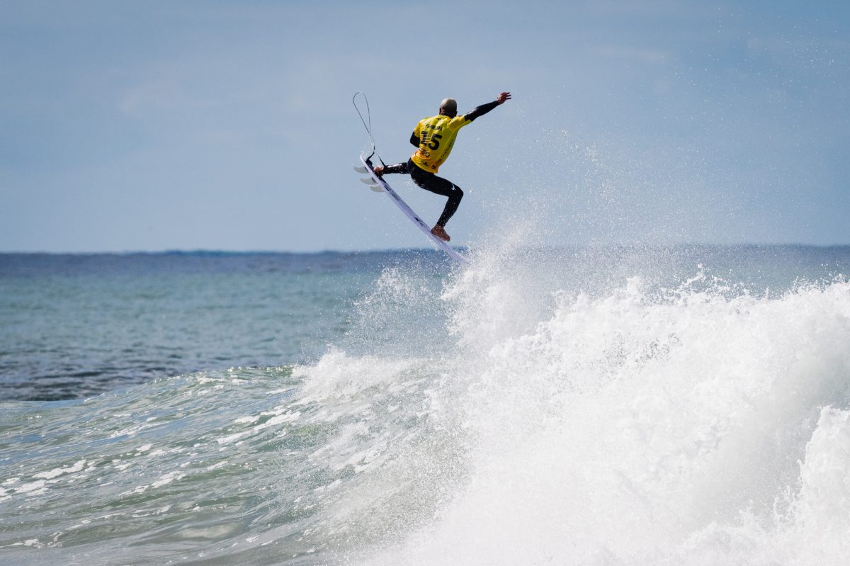 Frederico Morais e Yolanda Hopkins seguem para a repescagem no MEO Rip Curl Pro Portugal