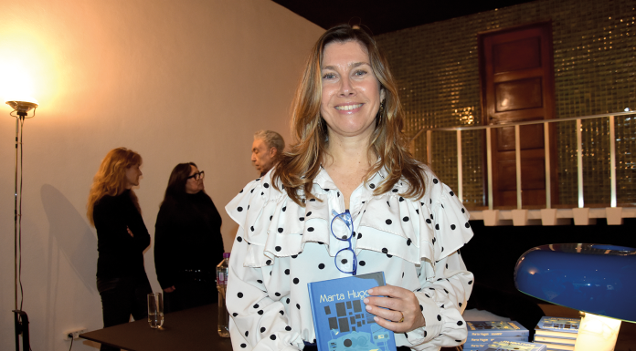 Marta Hugon apresentou livro na Linha da Vizinha