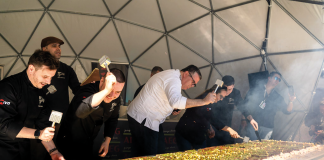 Mega chocolate do Dubai repartido por mais de três mil visitantes