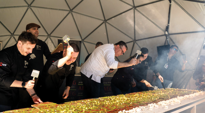 Mega chocolate do Dubai repartido por mais de três mil visitantes