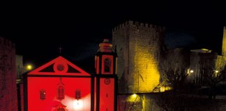 Igreja iluminada de vermelho