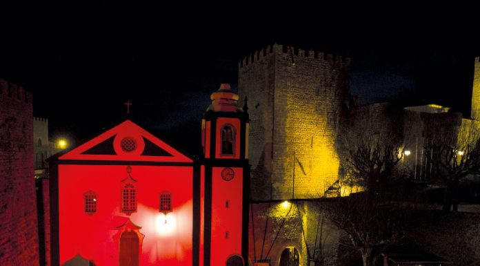 Igreja iluminada de vermelho