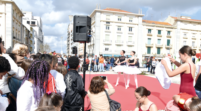 Alunos da Raul Proença evocaram Camões no coração da cidade