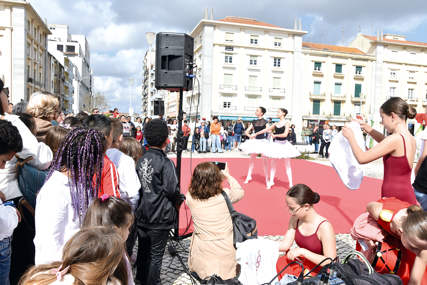 Alunos da Raul Proença evocaram Camões no coração da cidade