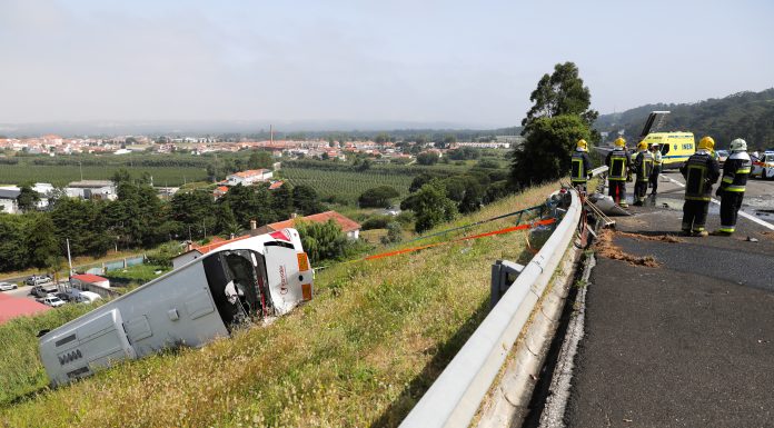 Colisão entre camião e autocarro escolar faz sete feridos na A8 em Alcobaça