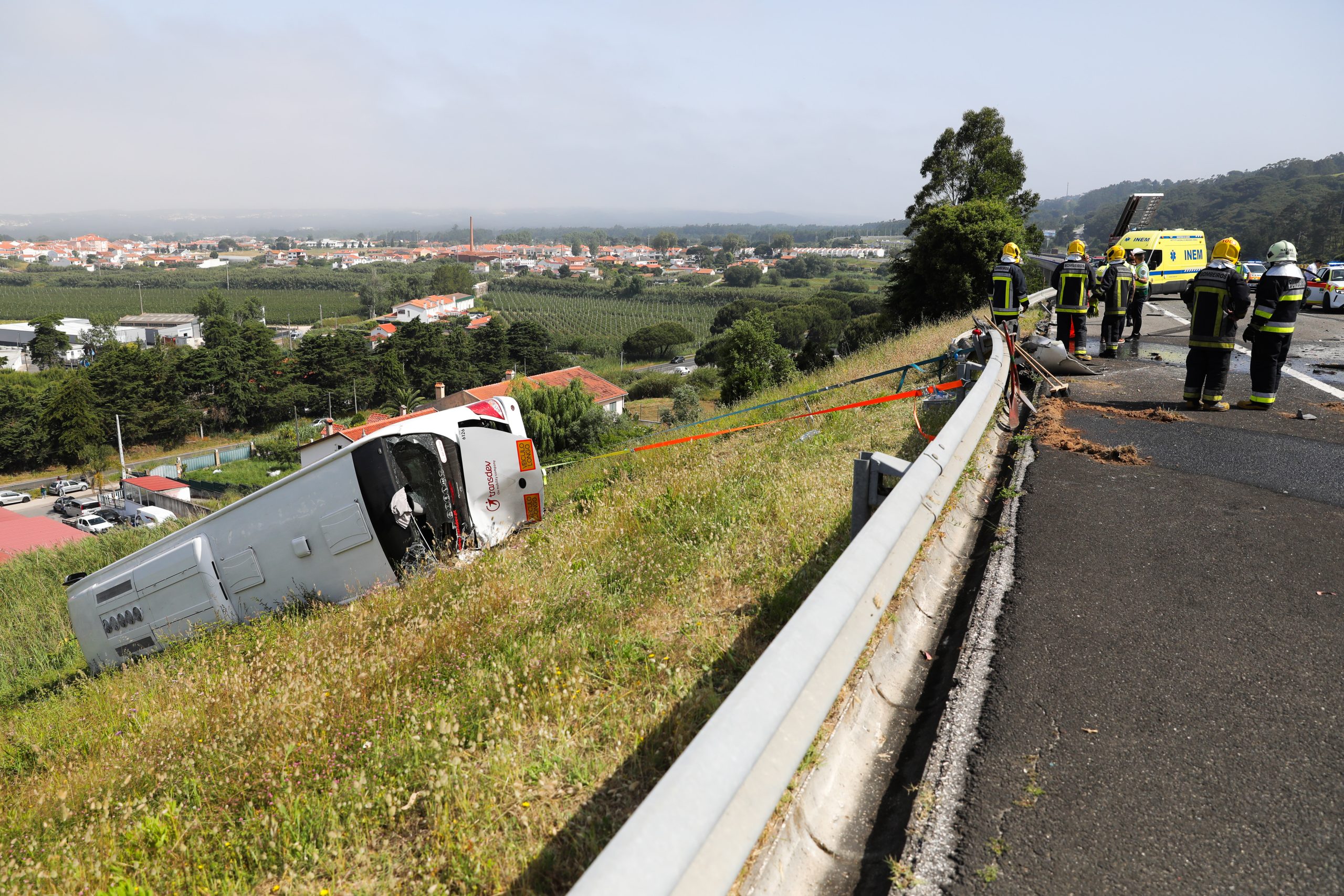 Colisão entre camião e autocarro escolar faz sete feridos na A8 em Alcobaça
