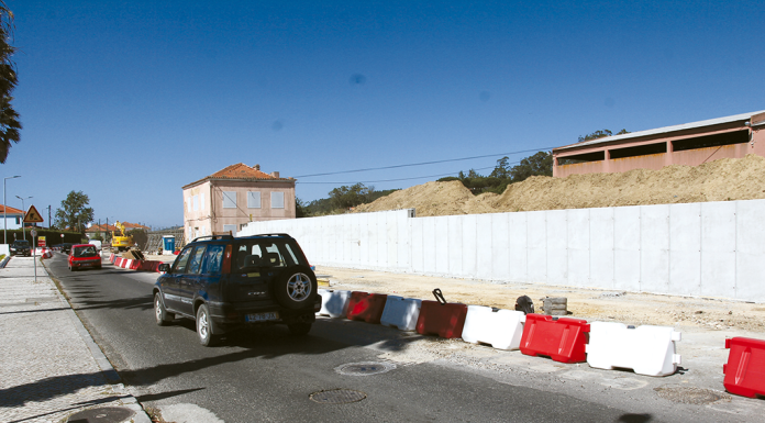 Muro à entrada da cidade para conter as terras
