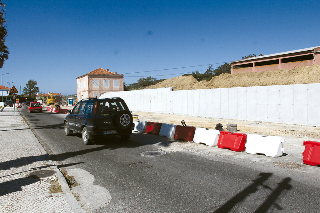 Muro à entrada da cidade para conter as terras