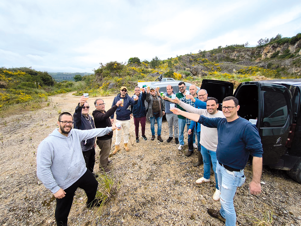 Maios unem gerações em volta da tradição