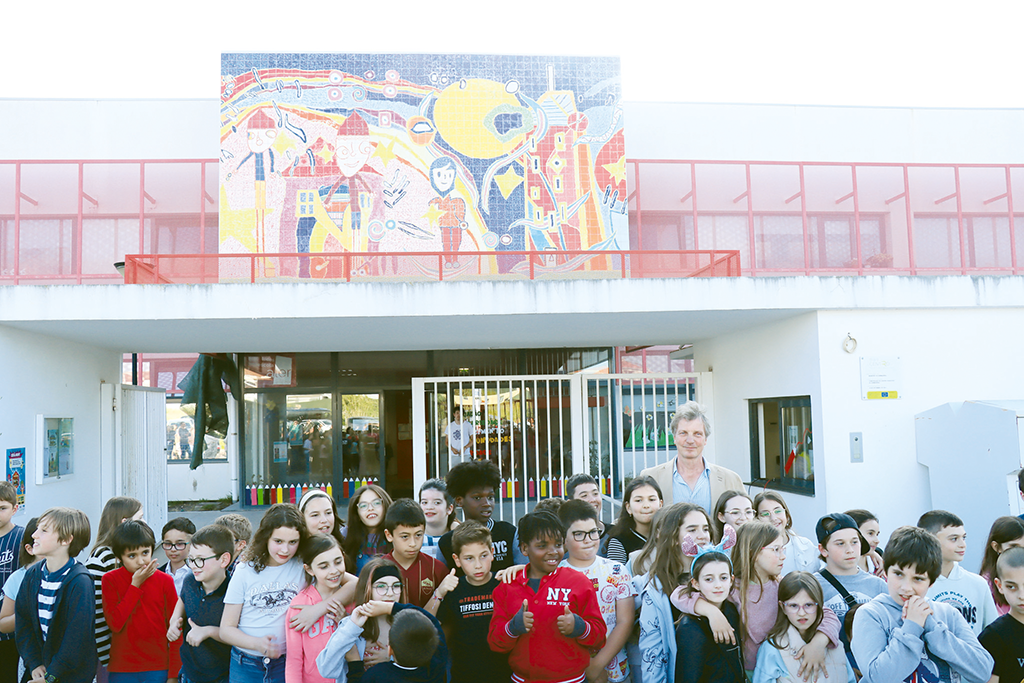 Alunos “construíram” painel de azulejos no Bombarral