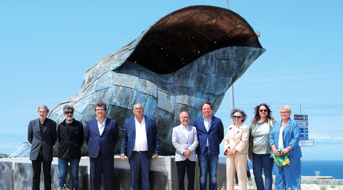 Inaugurada escultura de búzio na Foz