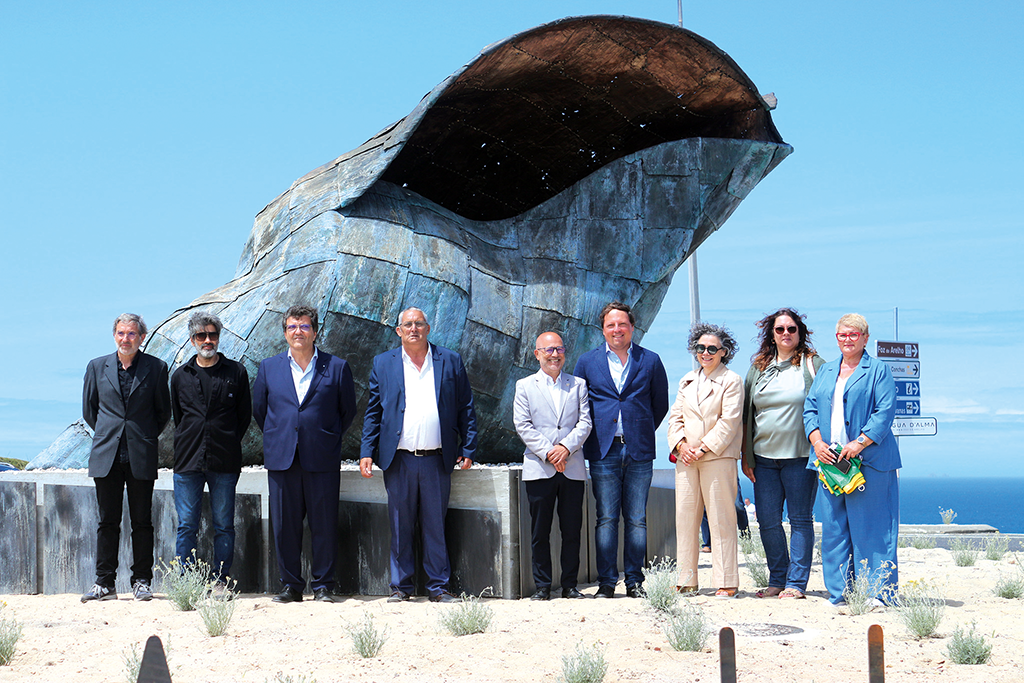 Inaugurada escultura de búzio na Foz