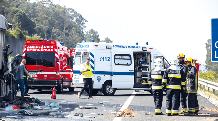 Colisão entre autocarro escolar e camião fez sete feridos ligeiros