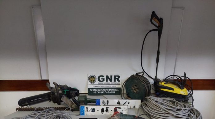 Homem detido nas Caldas da Rainha por falsificação de matrícula e posse de arma proibida