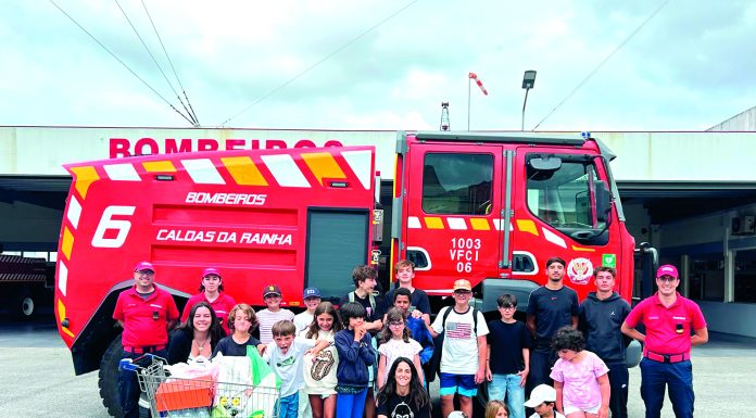 Crianças em férias levam bens aos Bombeiros que combatem nos incêndios