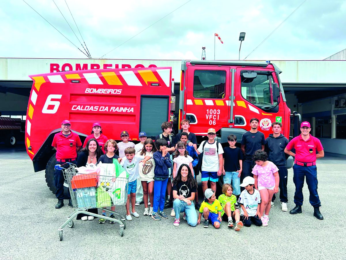 Crianças em férias levam bens aos Bombeiros que combatem nos incêndios