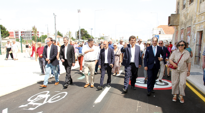 Dezenas de populares na inauguração da Rua da Estação e da nova ponte pedonal