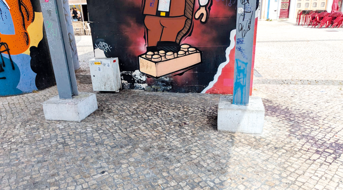 Falta de limpeza da Praça 5 de outubro gera queixas dos moradores