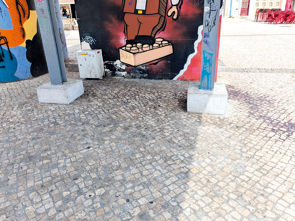 Falta de limpeza da Praça 5 de outubro gera queixas dos moradores