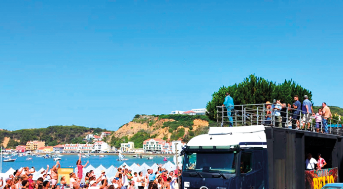 “Beijo” animou praias de S. Martinho e da Nazaré