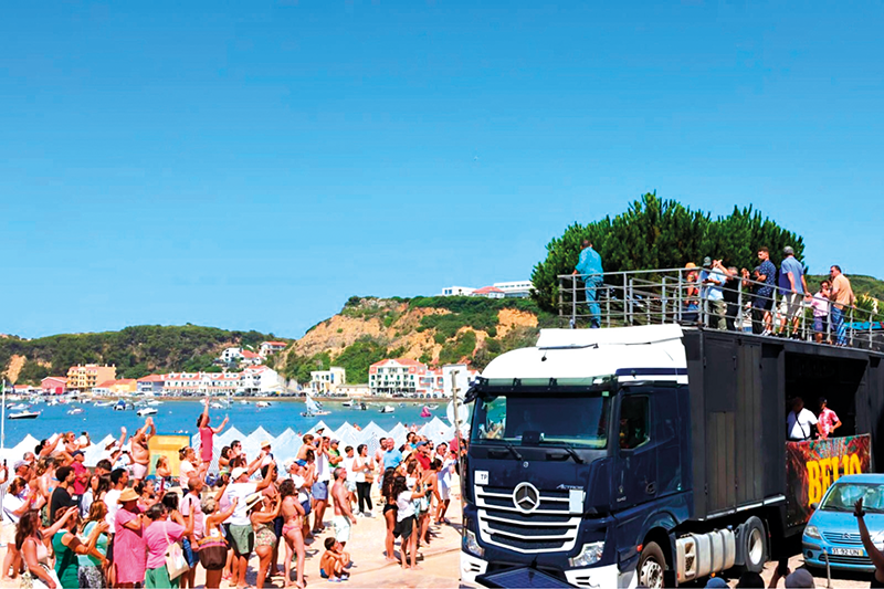 “Beijo” animou praias de  S. Martinho  e da Nazaré