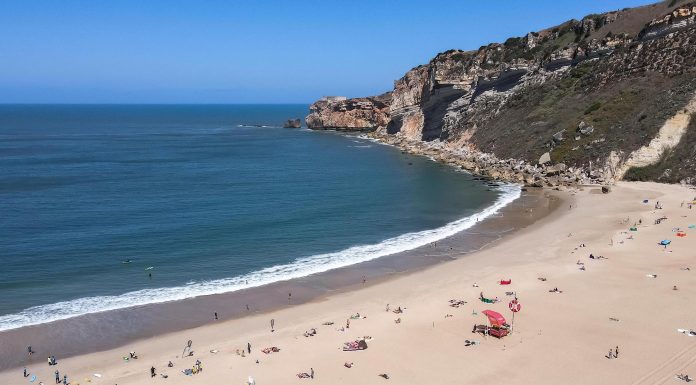 Praia da Nazaré reaberta a banhos após análises confirmarem qualidade da água
