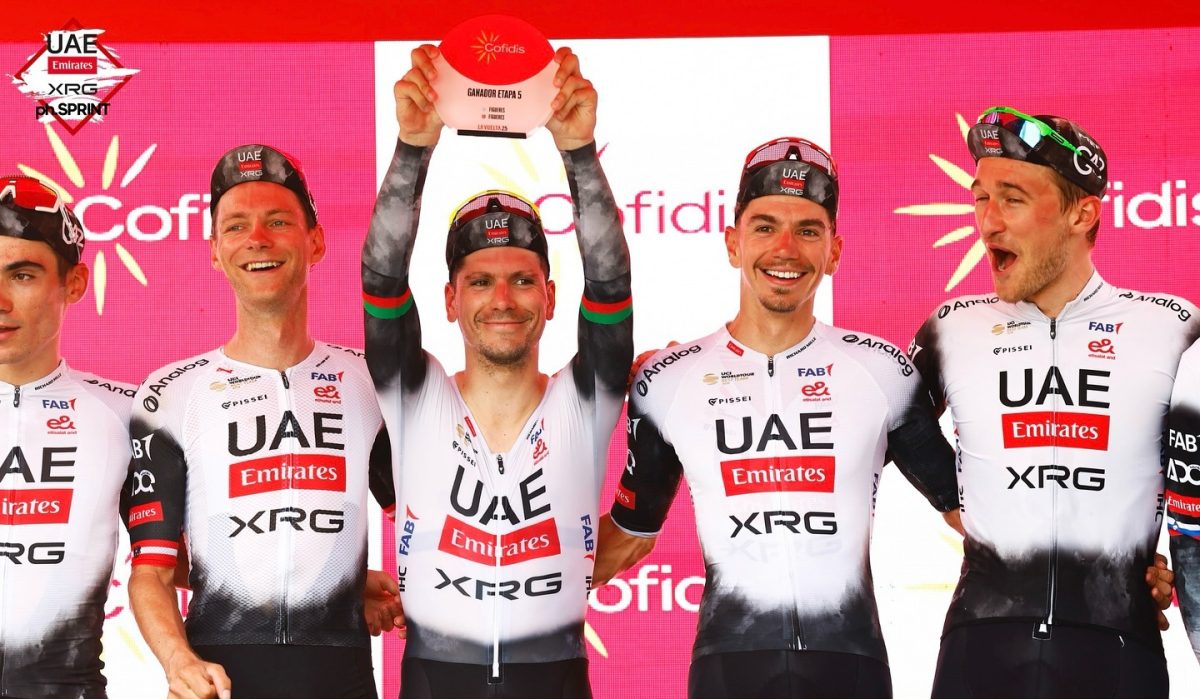 “É uma camisola bonita, nunca a vesti, seria bom vesti-la pela primeira vez”