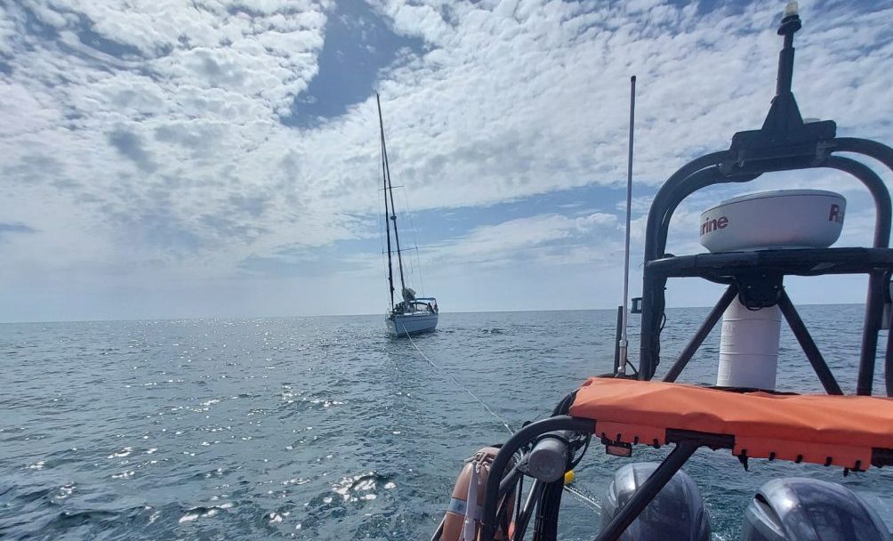 Estação Salva-vidas de Peniche auxilia veleiro após ataque de orcas