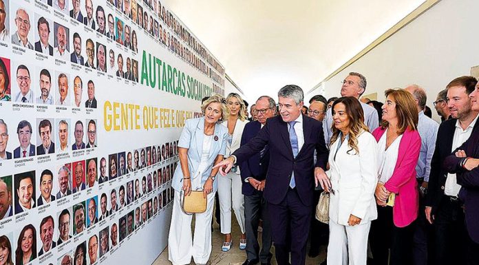 Fotografia de Vítor Marques entre os candidatos do PS em Convenção Nacional