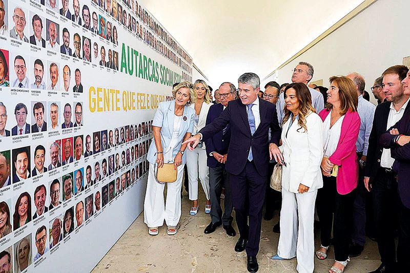 Fotografia de Vítor Marques entre os candidatos do PS em Convenção Nacional