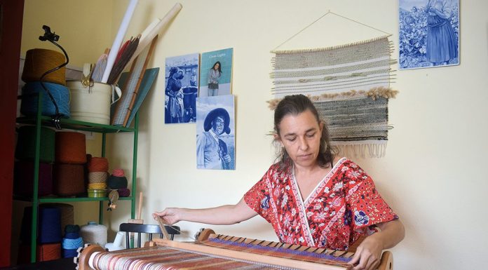 A tecedeira que quer “iluminar a alma” esteve na Foz do Arelho