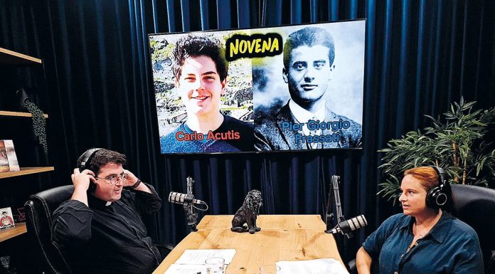 O padre que escreve biografias de santos modernos e dirige a comunicação da Igreja