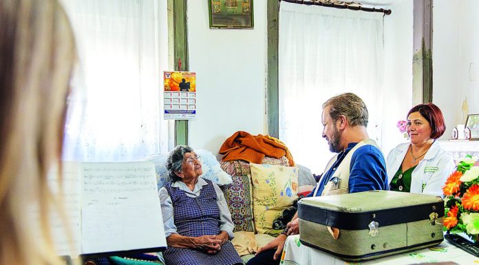 Banda de Alvorninha está a levar música e histórias aos idosos da sua freguesia