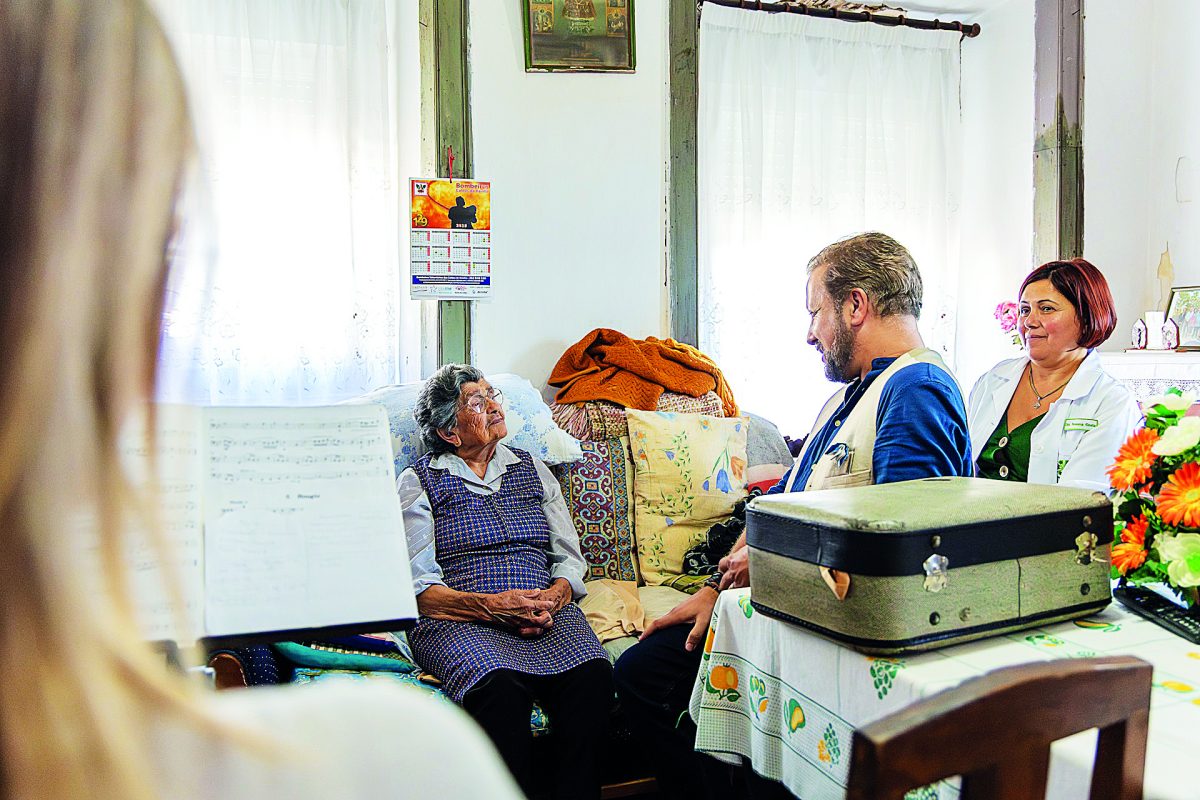 Banda de Alvorninha está a levar música e histórias aos idosos da sua freguesia